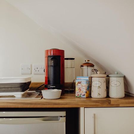 Betty'S Loft Apartment Лисбърн Екстериор снимка