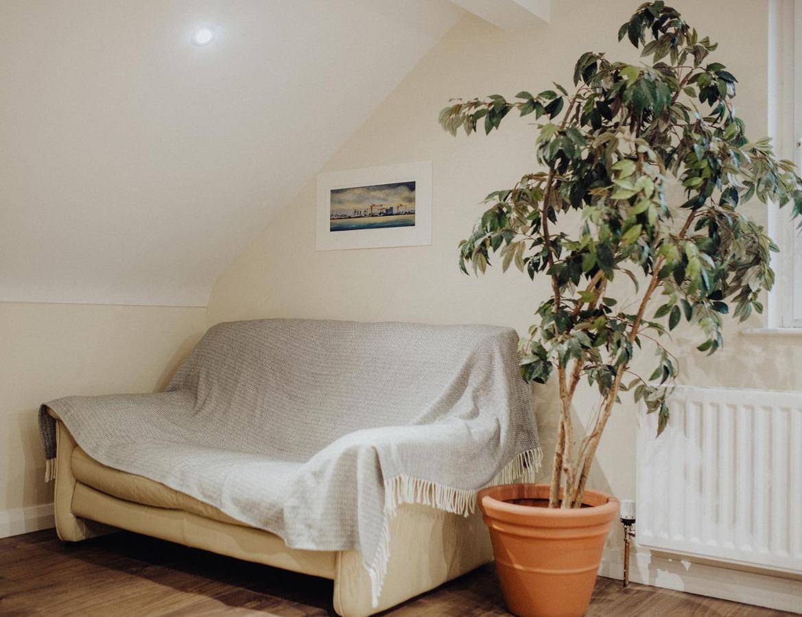 Betty'S Loft Apartment Лисбърн Екстериор снимка