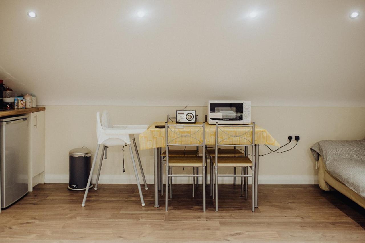 Betty'S Loft Apartment Лисбърн Екстериор снимка