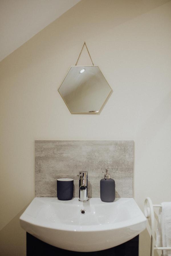 Betty'S Loft Apartment Лисбърн Екстериор снимка