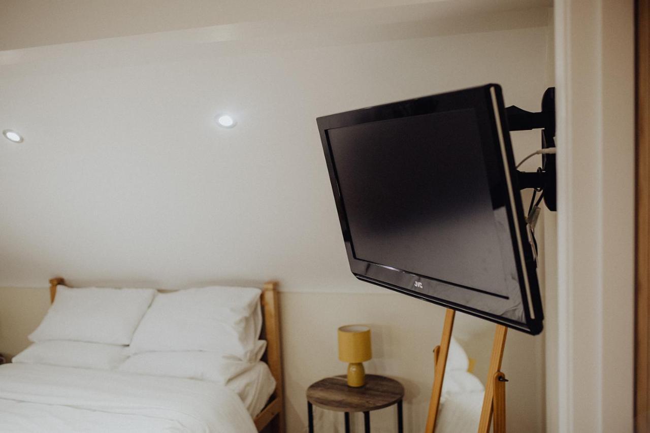 Betty'S Loft Apartment Лисбърн Екстериор снимка