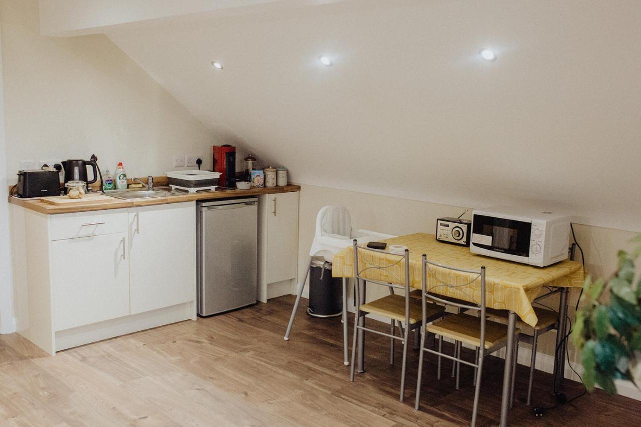 Betty'S Loft Apartment Лисбърн Екстериор снимка