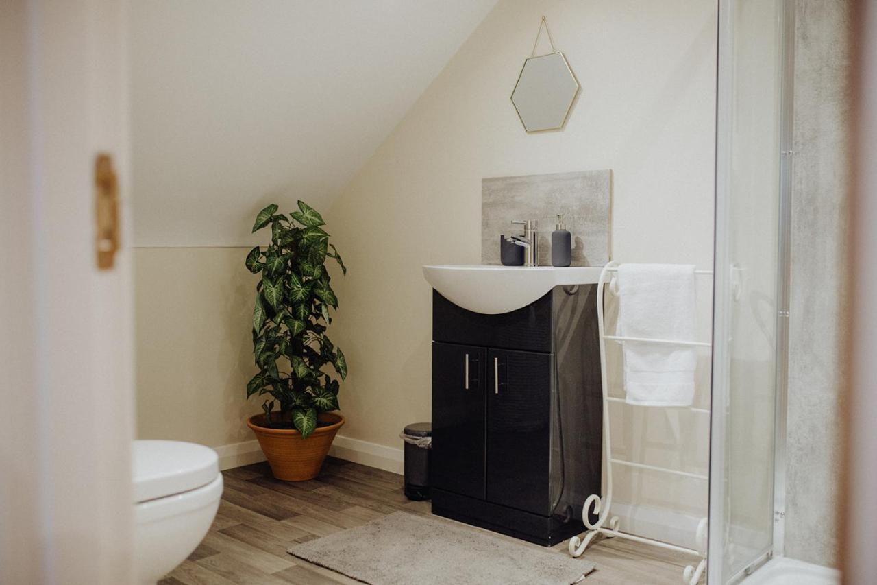 Betty'S Loft Apartment Лисбърн Екстериор снимка
